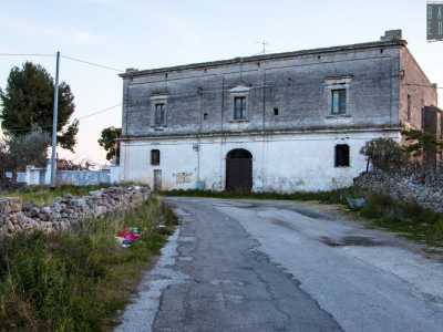 Alla fine di quest�ultima si staglia la grigia facciata della settecentesca Masseria del Seminario, di propriet� ecclesiastica che d� il suo �religioso� nome anche all�ipogeo